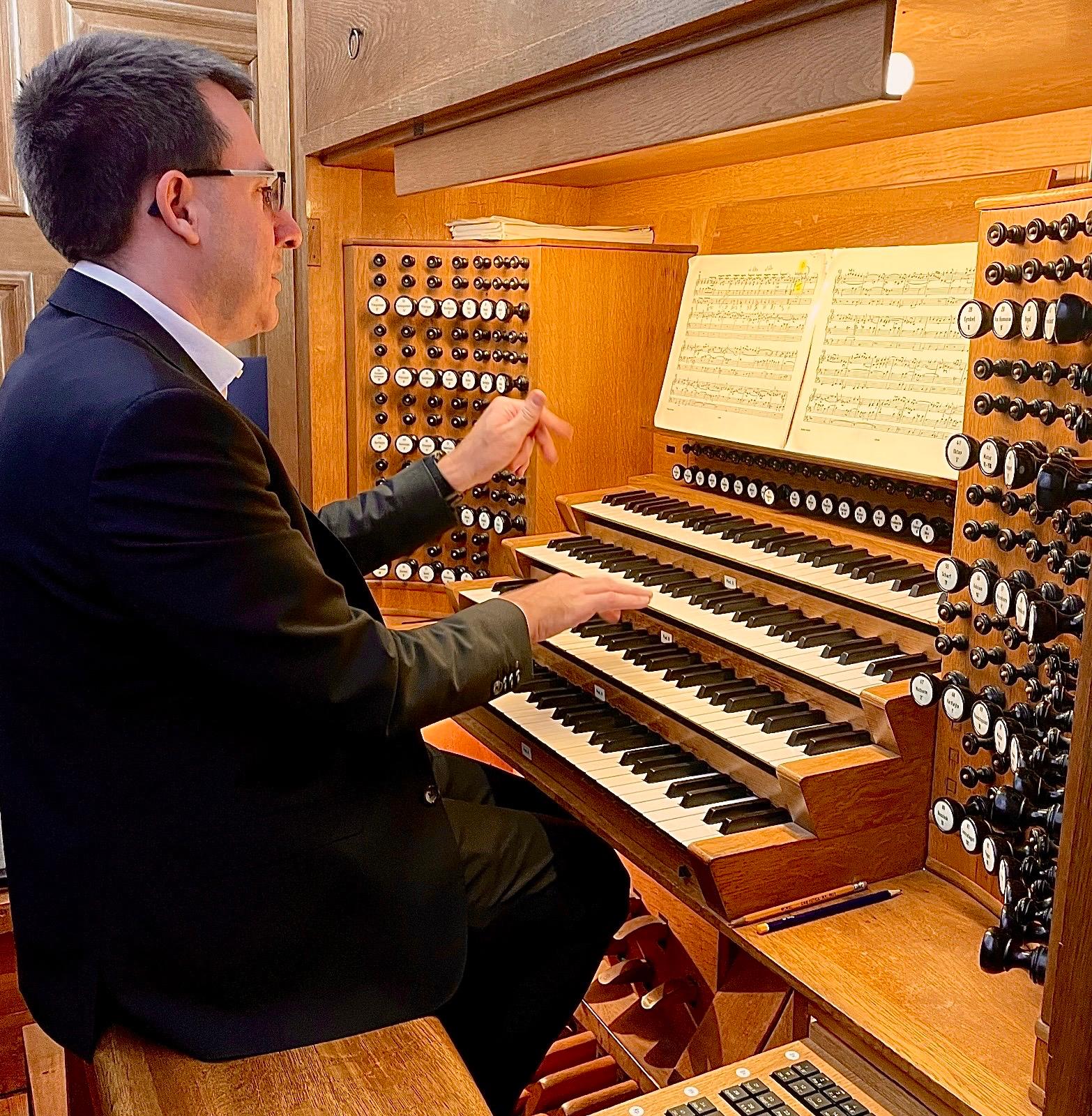 Michael De Geest aan het orgel